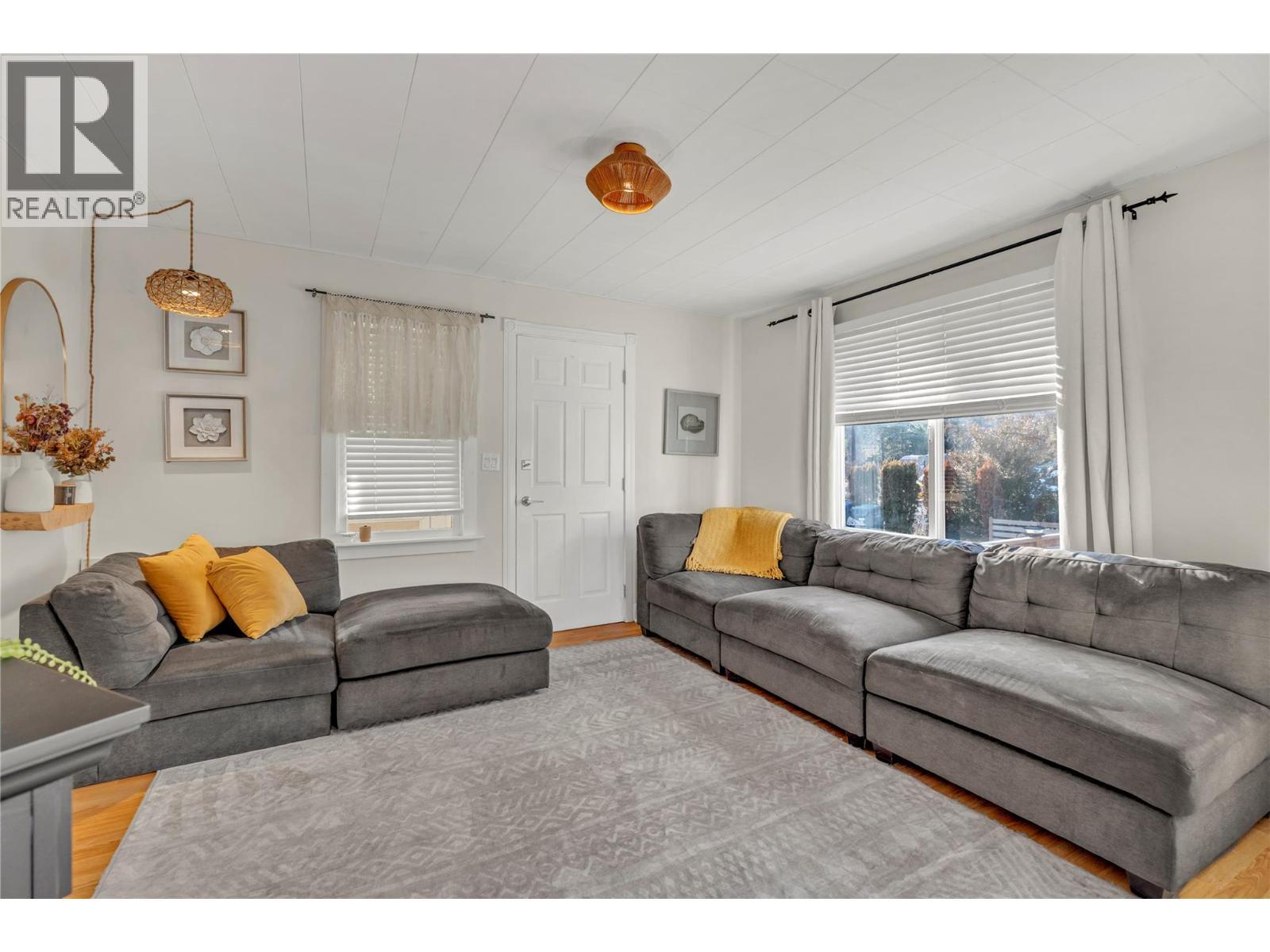 10120 Julia Street, Summerland, BC - Indoor Photo Showing Living Room