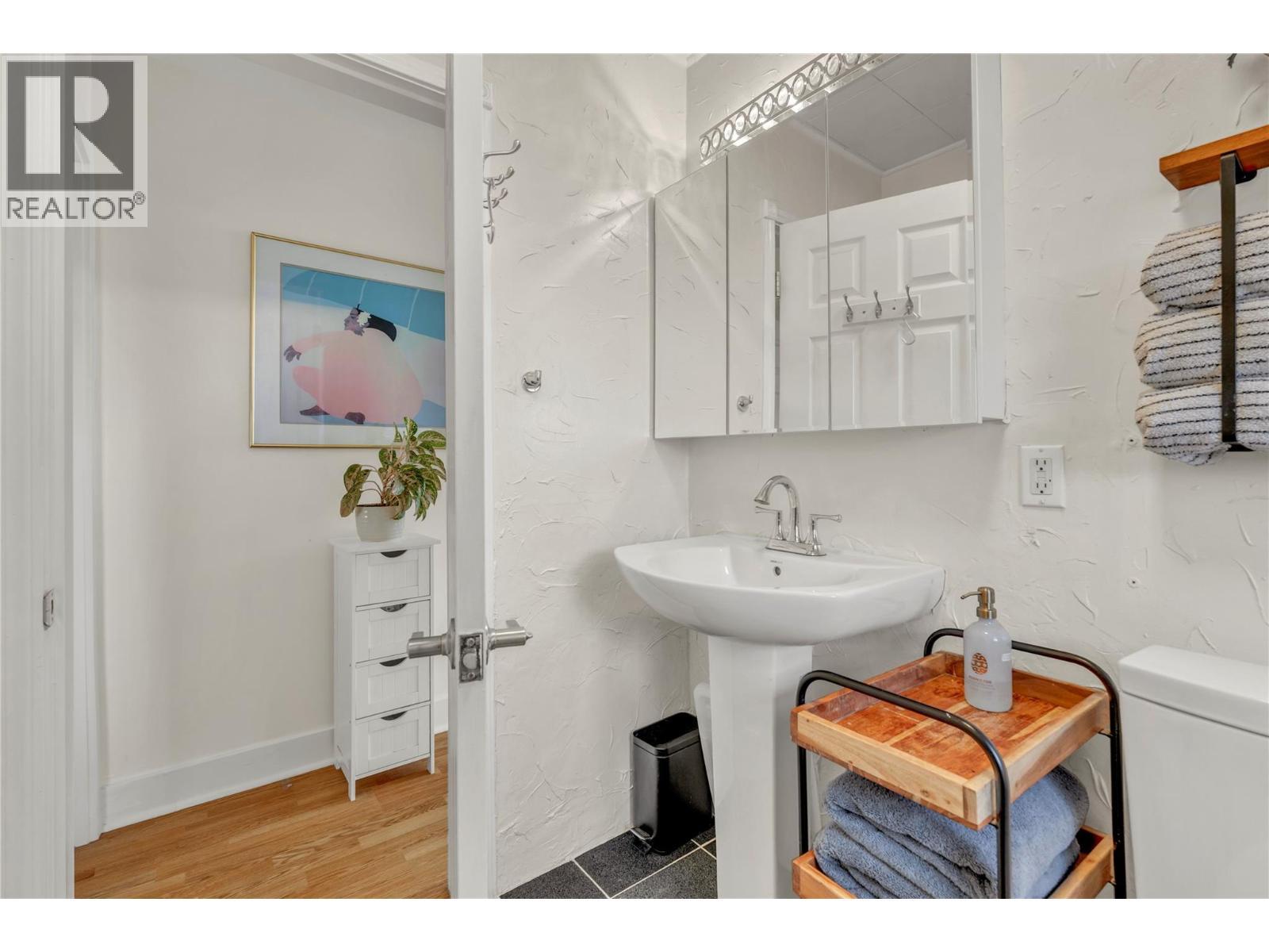 10120 Julia Street, Summerland, BC - Indoor