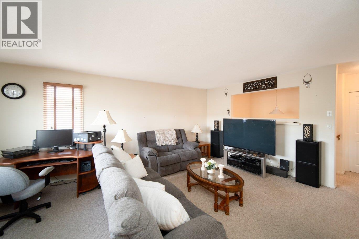 2401 12Th Street N Unit# 20, Cranbrook, BC - Indoor Photo Showing Living Room