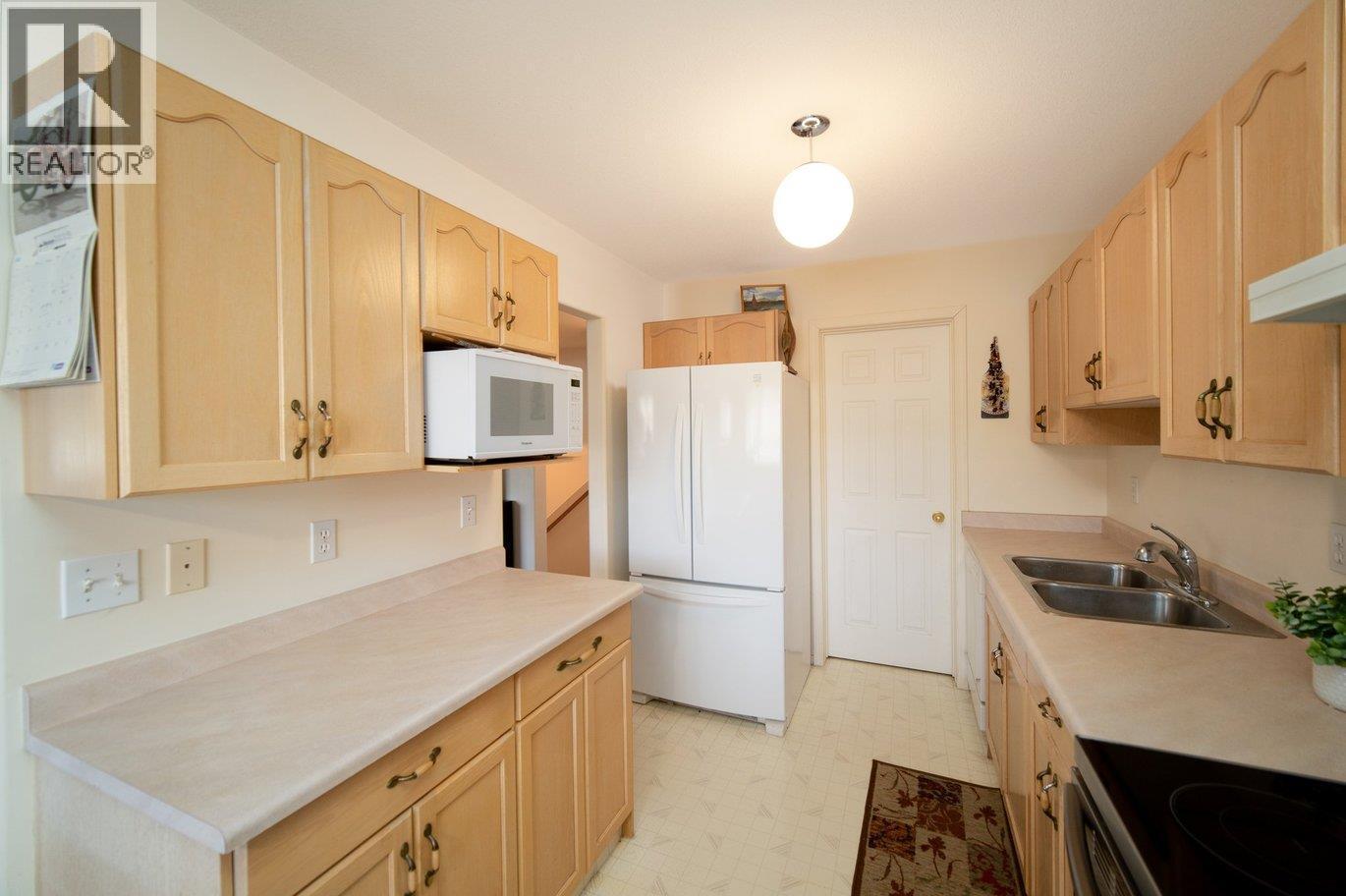 2401 12Th Street N Unit# 20, Cranbrook, BC - Indoor Photo Showing Kitchen With Double Sink