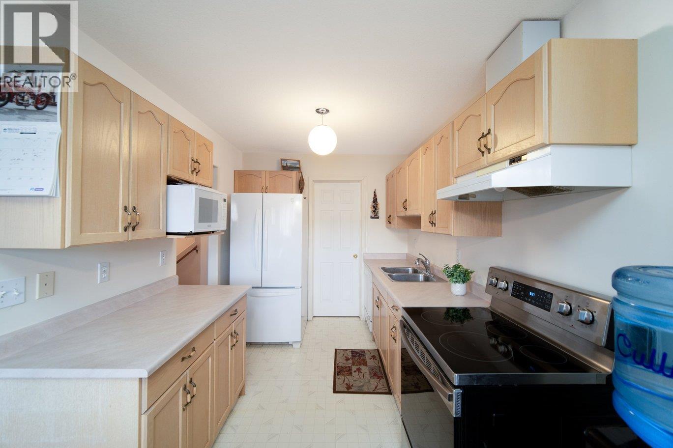 2401 12Th Street N Unit# 20, Cranbrook, BC - Indoor Photo Showing Kitchen With Double Sink