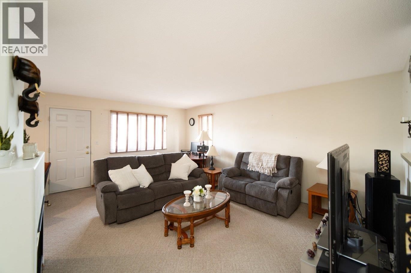 2401 12Th Street N Unit# 20, Cranbrook, BC - Indoor Photo Showing Living Room