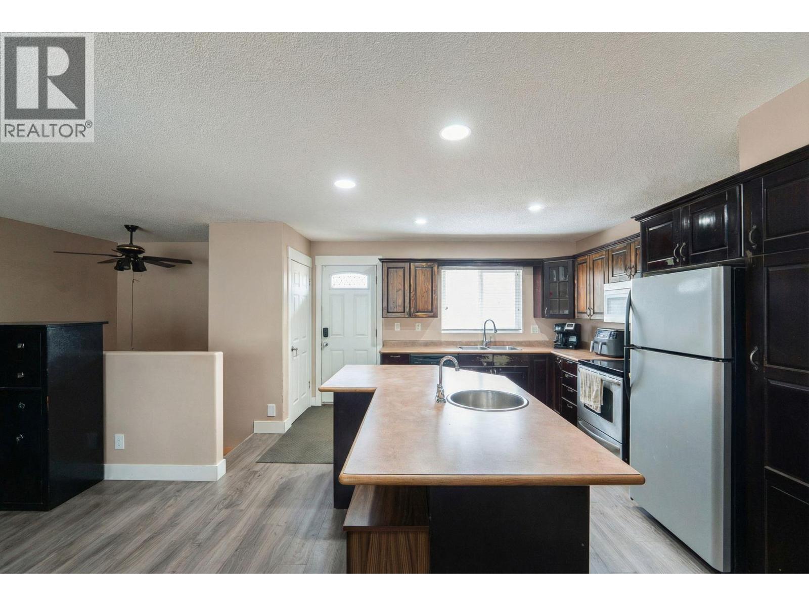 698 Balsam Road, Kelowna, BC - Indoor Photo Showing Kitchen