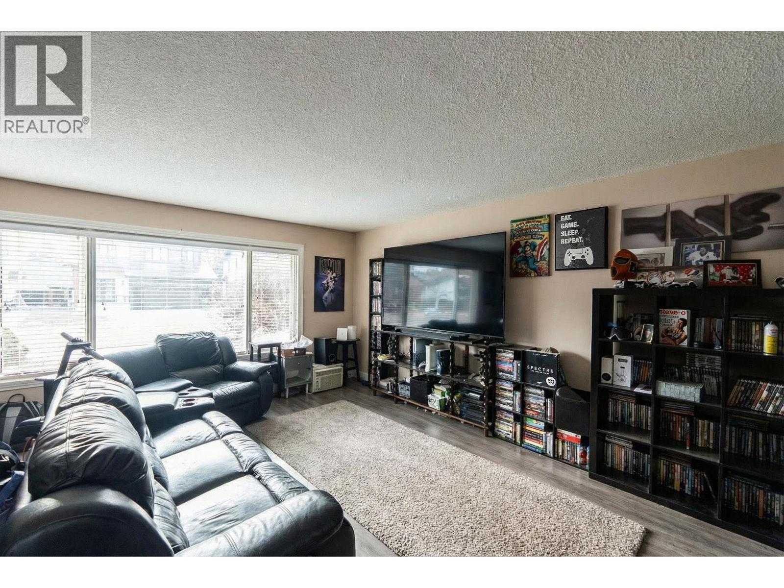 698 Balsam Road, Kelowna, BC - Indoor Photo Showing Living Room