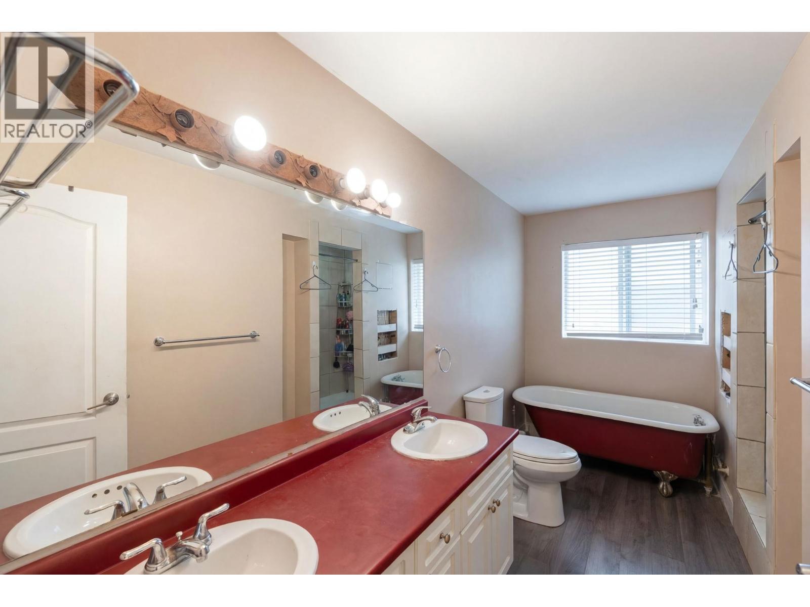 698 Balsam Road, Kelowna, BC - Indoor Photo Showing Bathroom