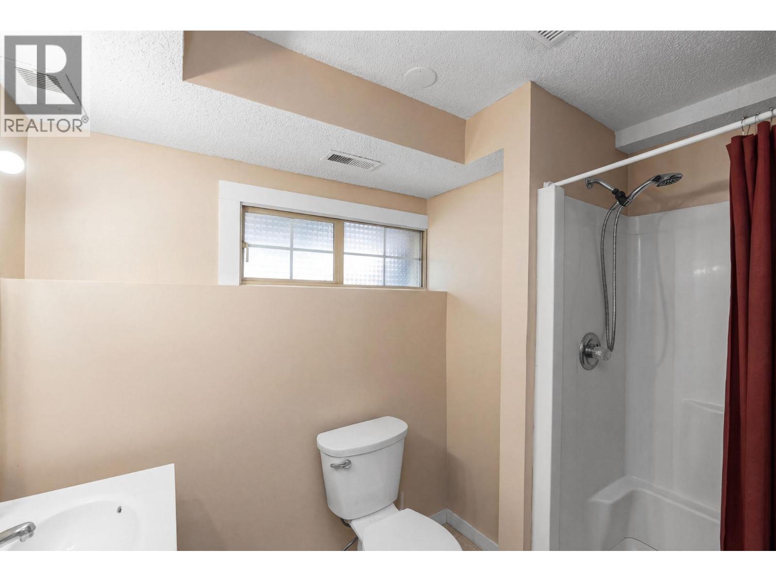 698 Balsam Road, Kelowna, BC - Indoor Photo Showing Bathroom