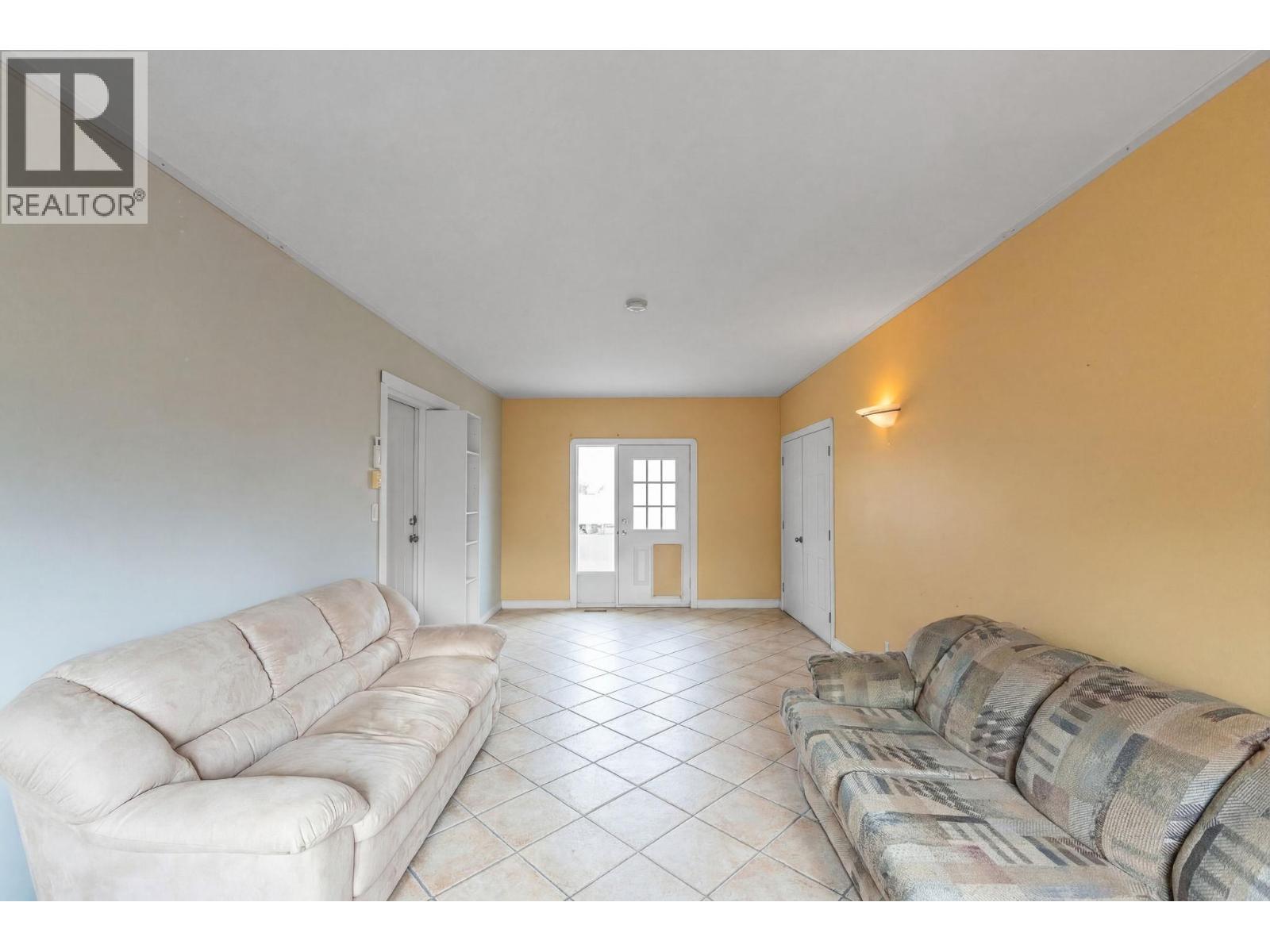 698 Balsam Road, Kelowna, BC - Indoor Photo Showing Living Room