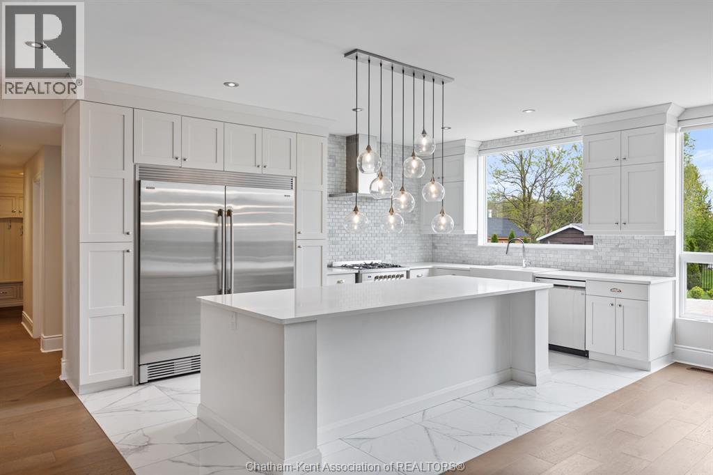 3564 Seven Lakes Drive, Lasalle, ON - Indoor Photo Showing Kitchen With Upgraded Kitchen