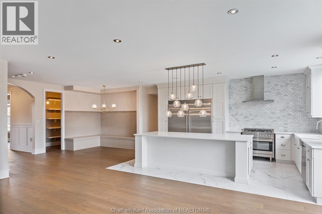 3564 Seven Lakes Drive, Lasalle, ON - Indoor Photo Showing Kitchen With Upgraded Kitchen