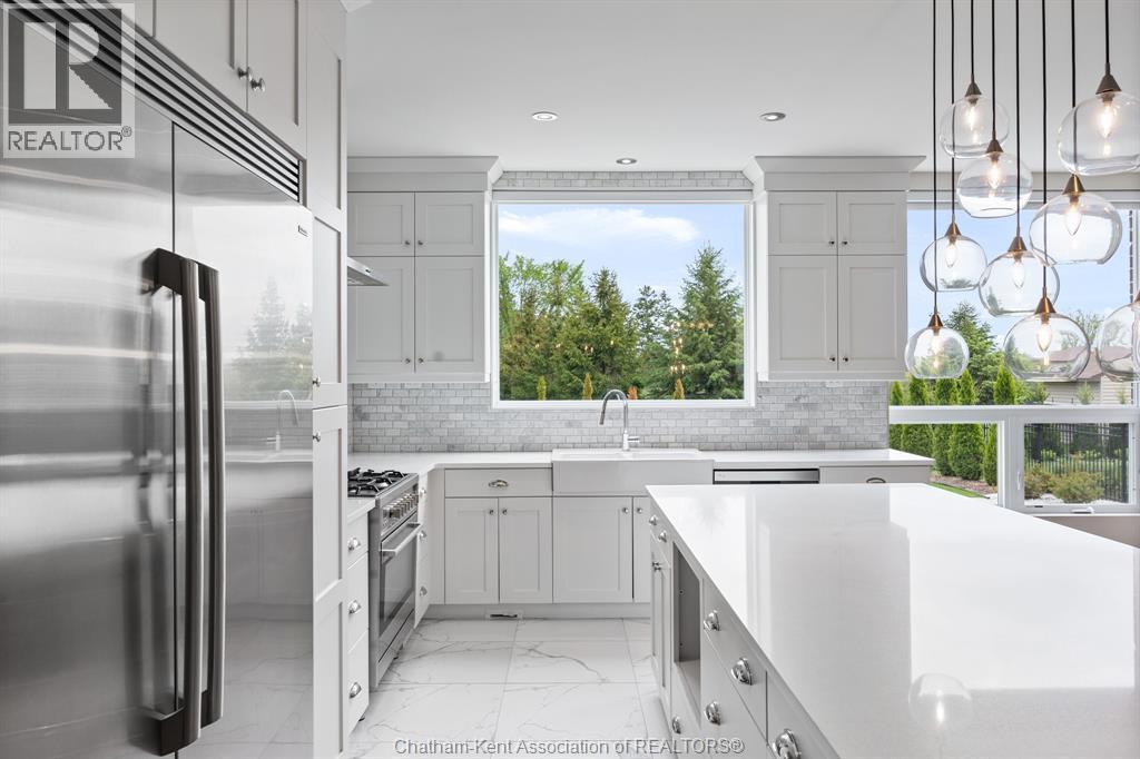 3564 Seven Lakes Drive, Lasalle, ON - Indoor Photo Showing Kitchen With Upgraded Kitchen