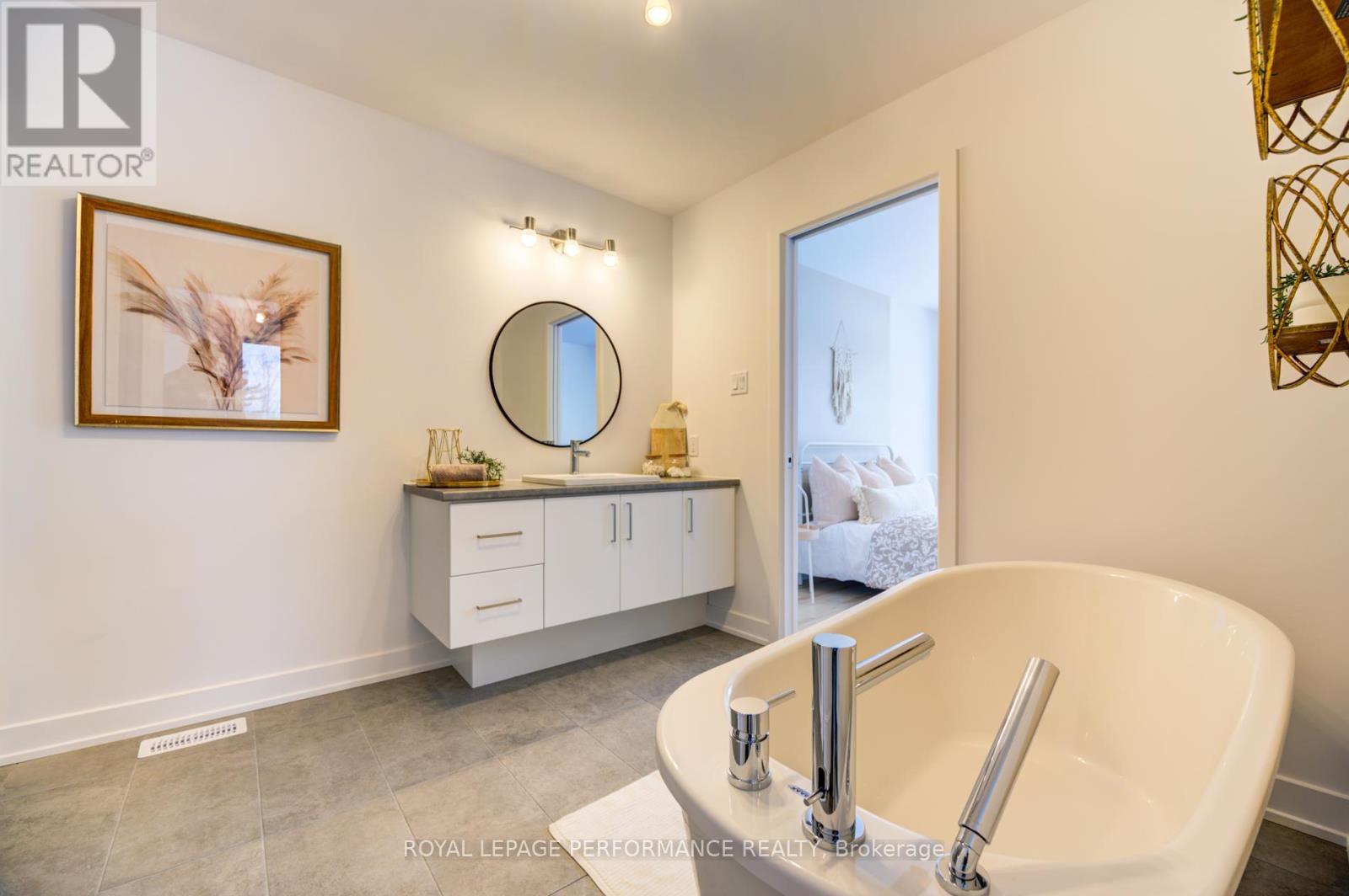 2400 Gray Crescent, Clarence-Rockland, ON - Indoor Photo Showing Bathroom