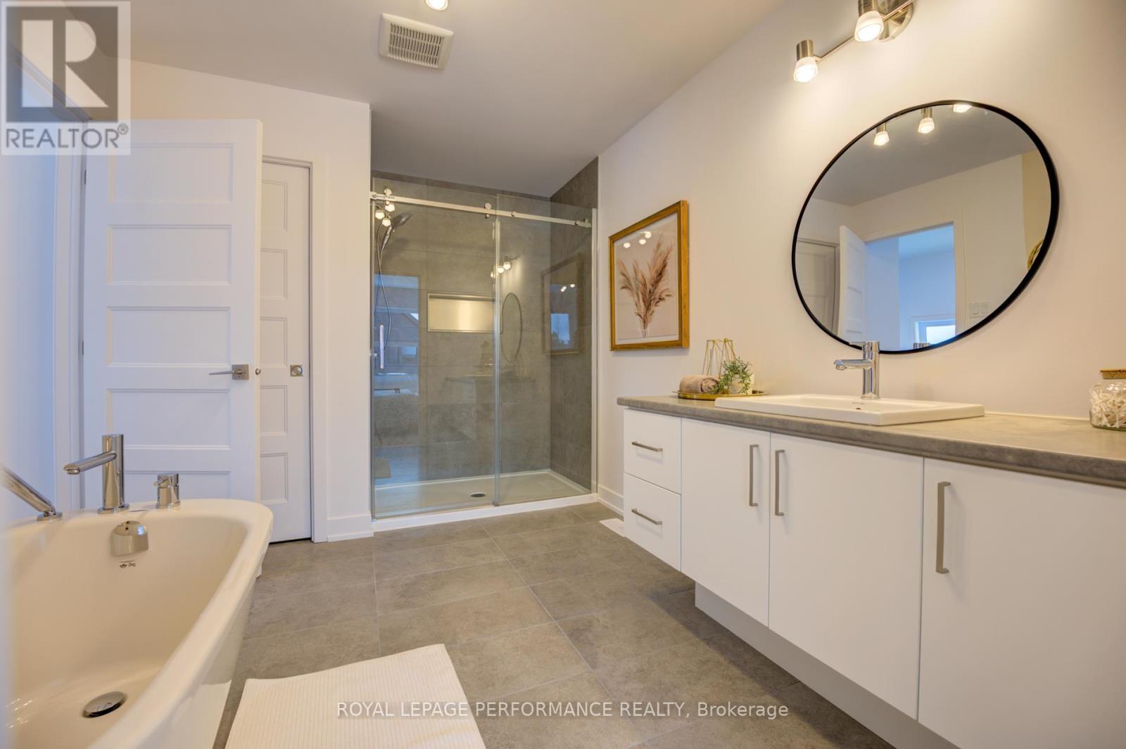 2400 Gray Crescent, Clarence-Rockland, ON - Indoor Photo Showing Bathroom