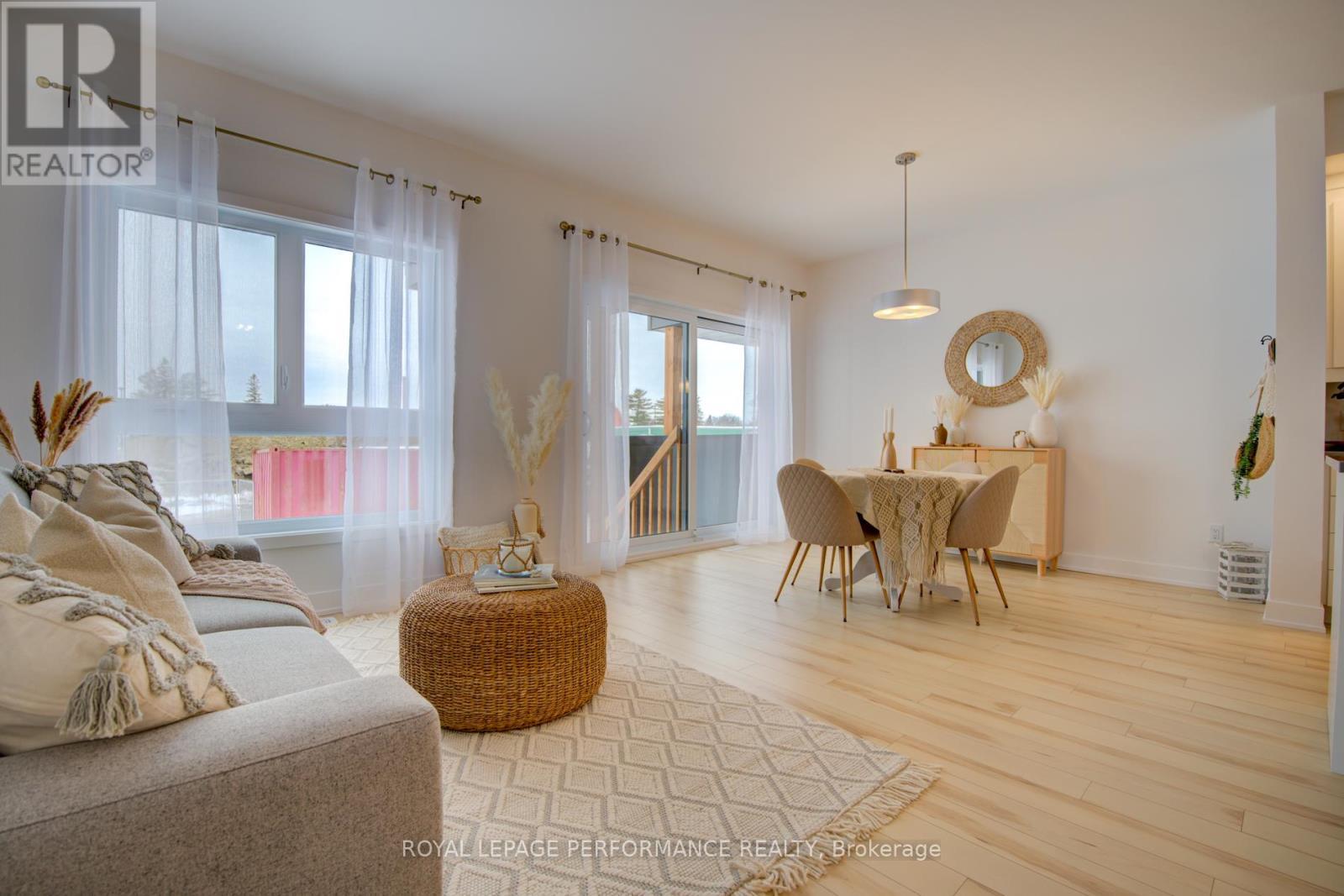 2513 Gray Crescent, Clarence-Rockland, ON - Indoor Photo Showing Living Room