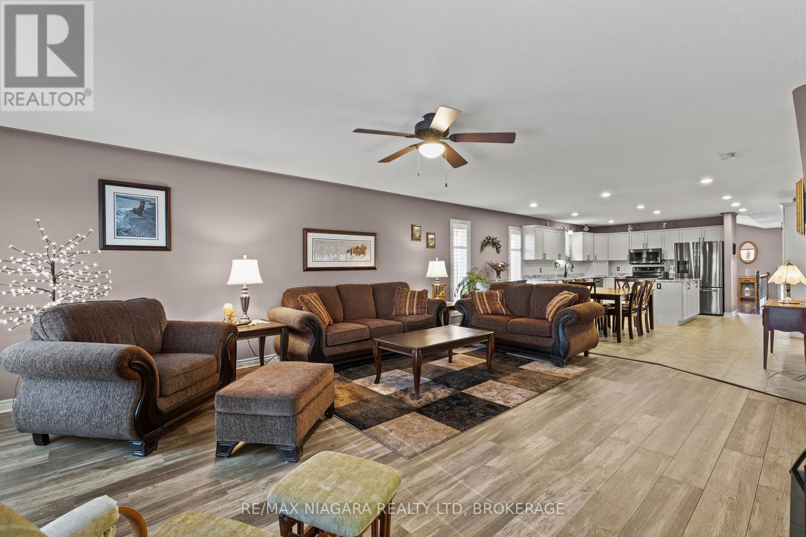 129 Wellbrook Avenue, Welland (Prince Charles), ON - Indoor Photo Showing Living Room
