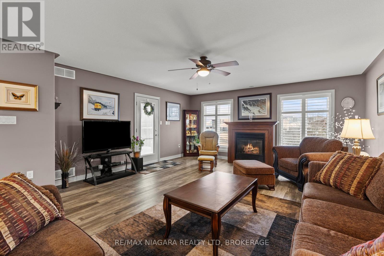 129 Wellbrook Avenue, Welland (Prince Charles), ON - Indoor Photo Showing Living Room With Fireplace