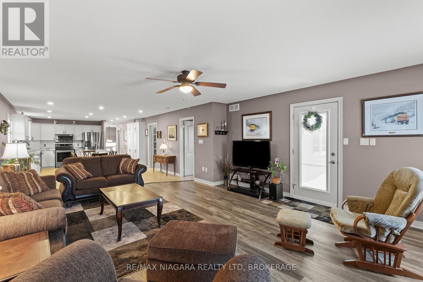 129 Wellbrook Avenue, Welland (Prince Charles), ON - Indoor Photo Showing Living Room