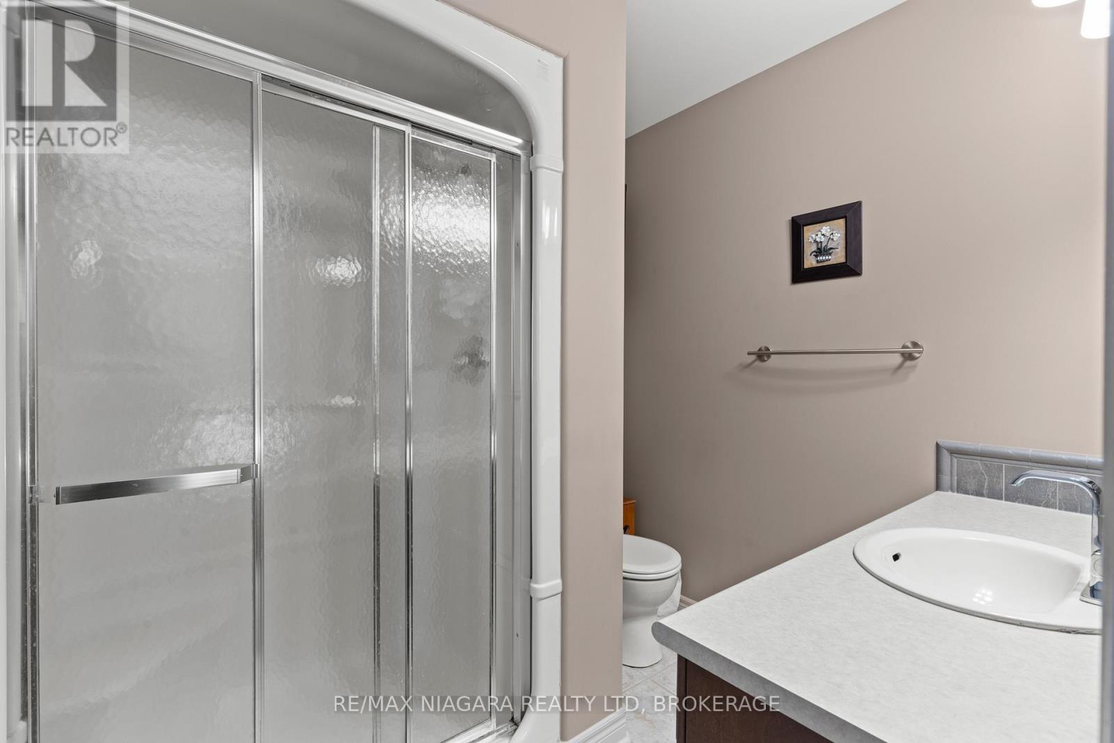 129 Wellbrook Avenue, Welland (Prince Charles), ON - Indoor Photo Showing Bathroom