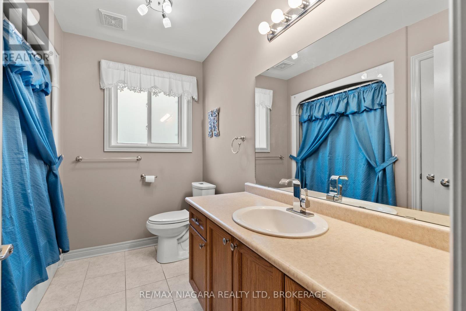 129 Wellbrook Avenue, Welland (Prince Charles), ON - Indoor Photo Showing Bathroom