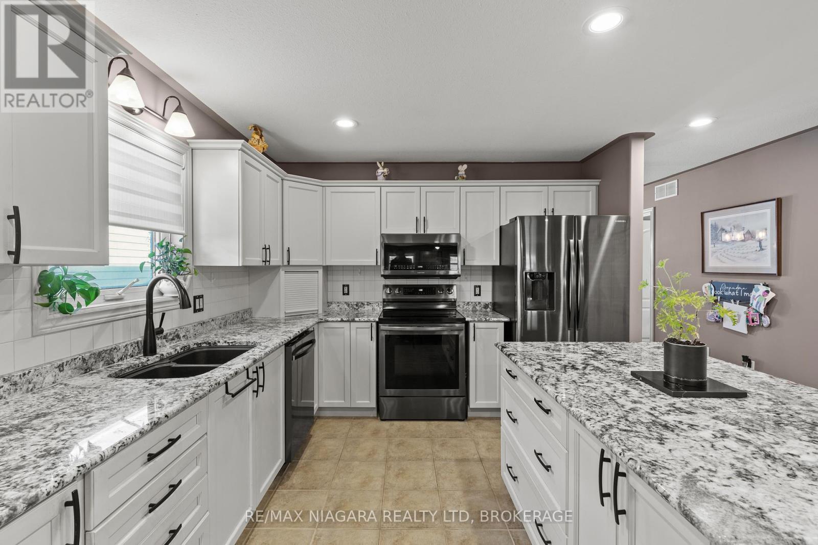 129 Wellbrook Avenue, Welland (Prince Charles), ON - Indoor Photo Showing Kitchen With Double Sink With Upgraded Kitchen
