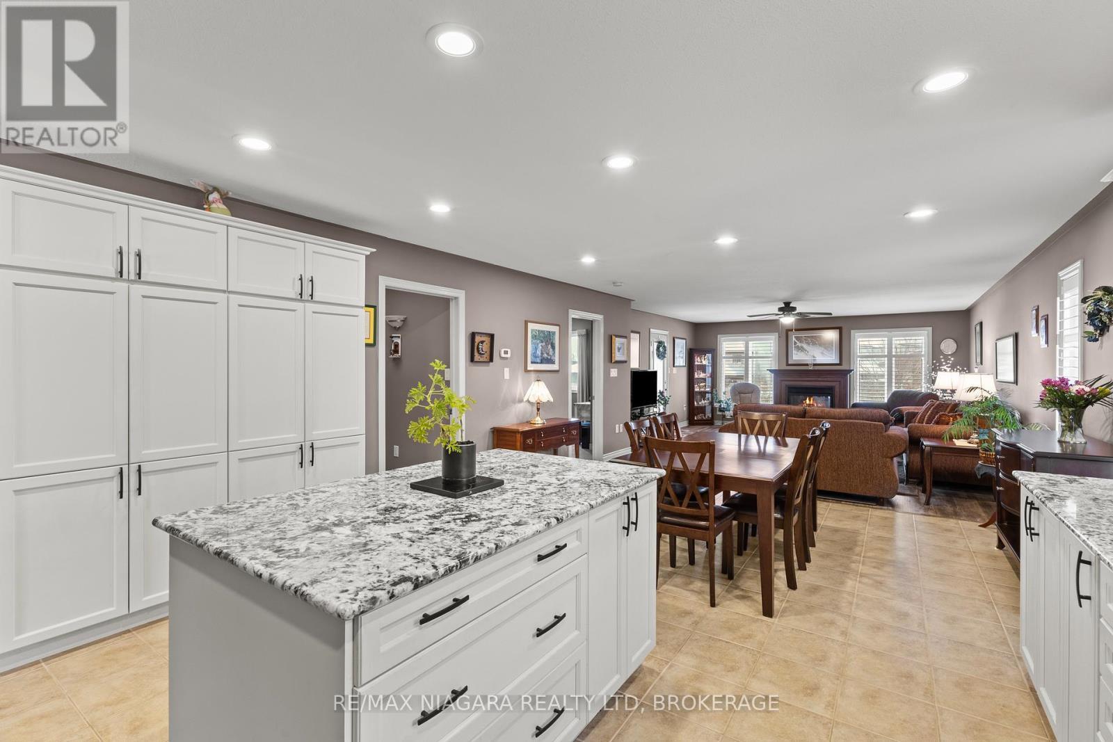129 Wellbrook Avenue, Welland (Prince Charles), ON - Indoor Photo Showing Kitchen With Upgraded Kitchen