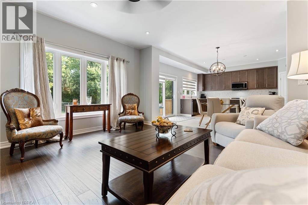 8 Lorne Card Drive, Paris, ON - Indoor Photo Showing Living Room