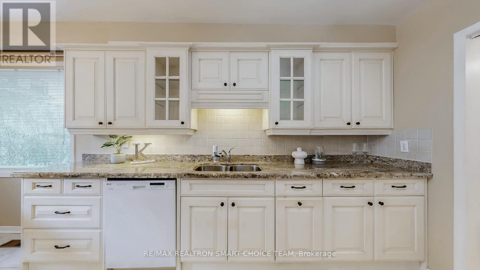 18 Brenham Crescent, Toronto, ON - Indoor Photo Showing Kitchen With Double Sink