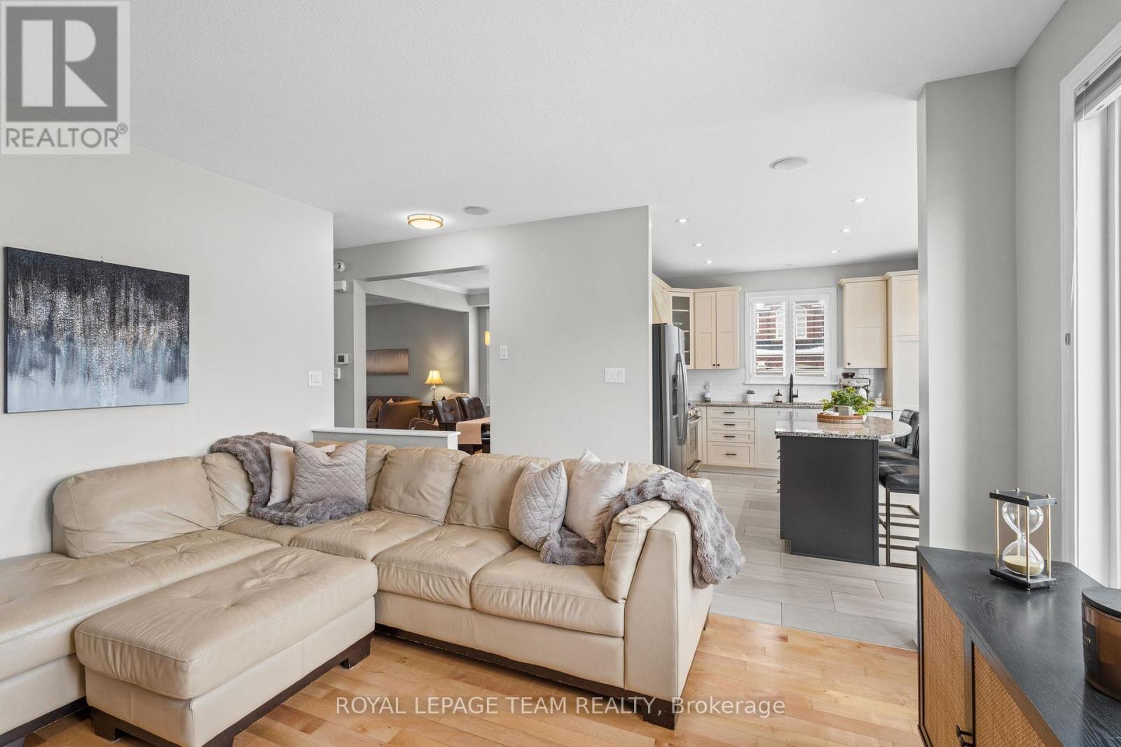 801 Bowercrest Crescent, Ottawa, ON - Indoor Photo Showing Living Room