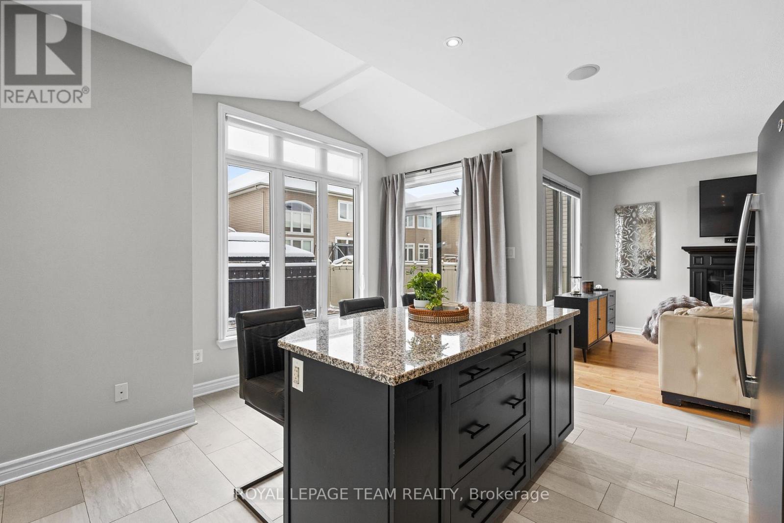801 Bowercrest Crescent, Ottawa, ON - Indoor Photo Showing Kitchen