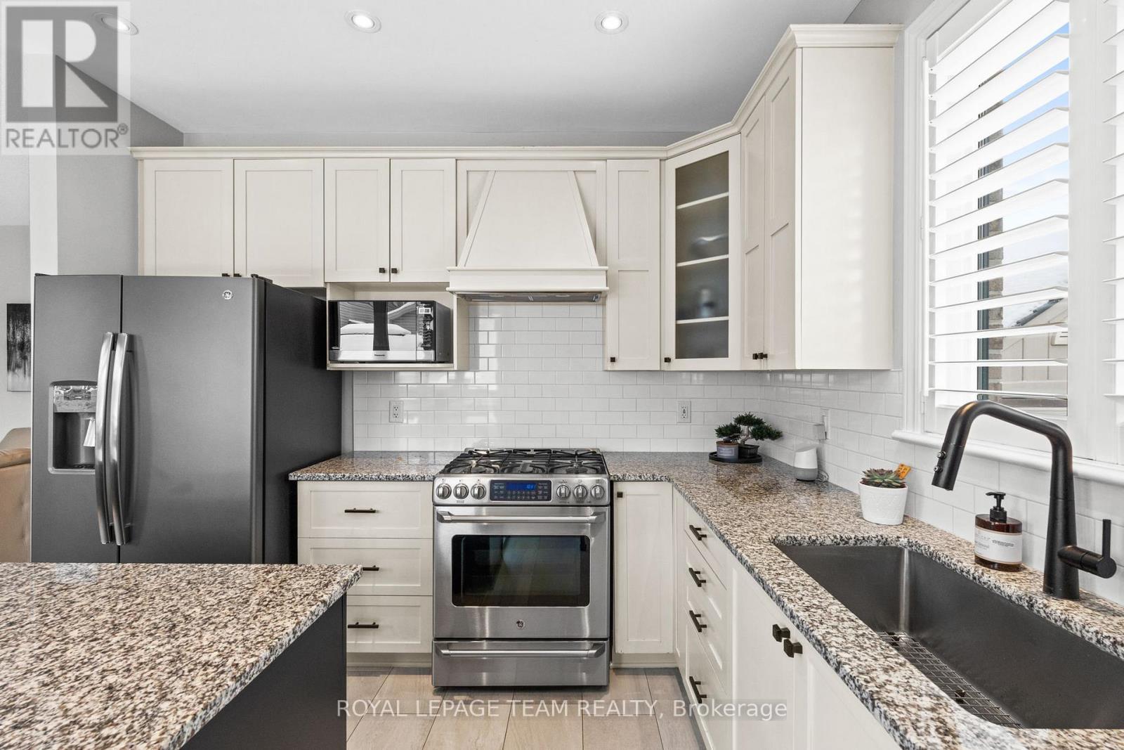 801 Bowercrest Crescent, Ottawa, ON - Indoor Photo Showing Kitchen With Upgraded Kitchen