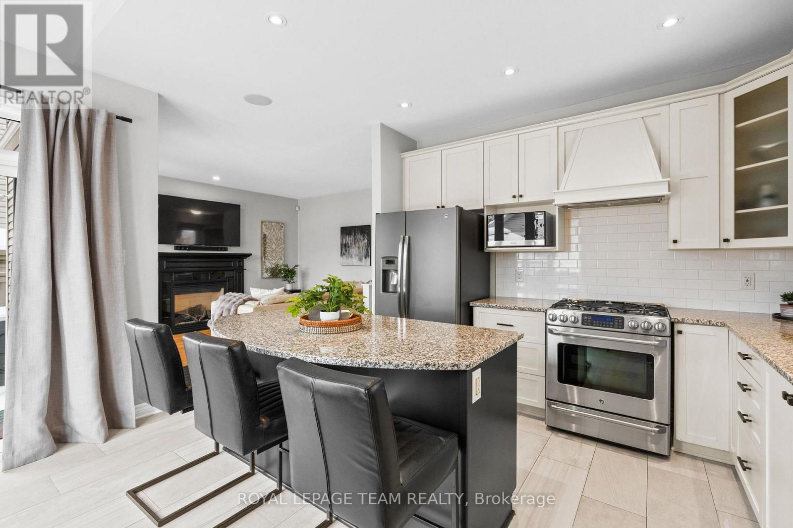 801 Bowercrest Crescent, Ottawa, ON - Indoor Photo Showing Kitchen With Upgraded Kitchen