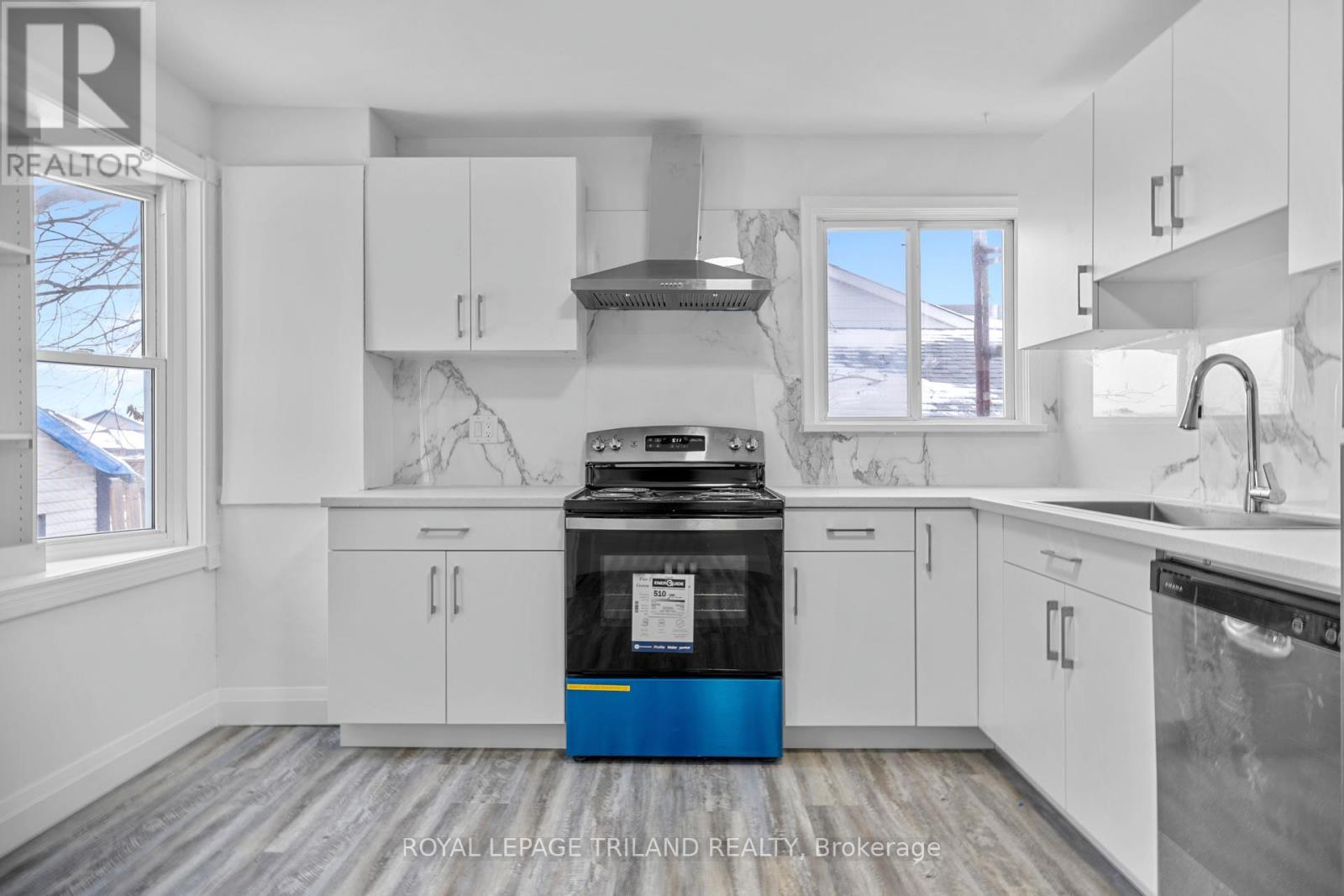 1223 Sunningdale Road E, London North (North C), ON - Indoor Photo Showing Kitchen With Upgraded Kitchen