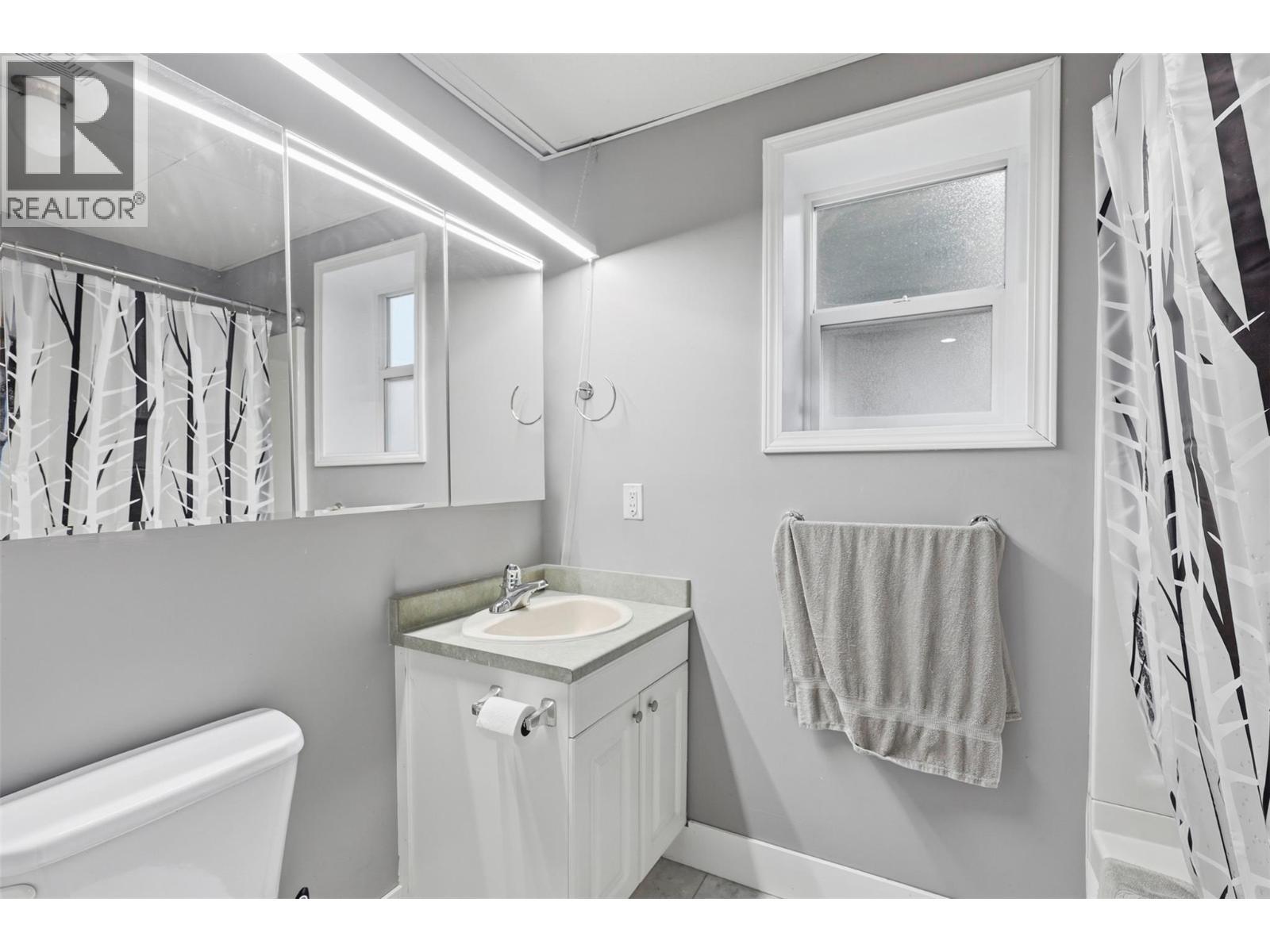Lower Level-In Law Suite - 4 Piece Bathroom - 4654 Spurraway Road, Kamloops, BC - Indoor Photo Showing Bathroom