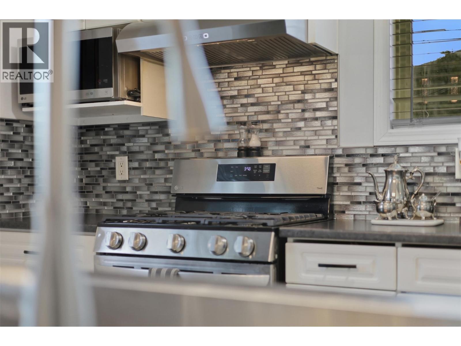 4654 Spurraway Road, Kamloops, BC - Indoor Photo Showing Kitchen