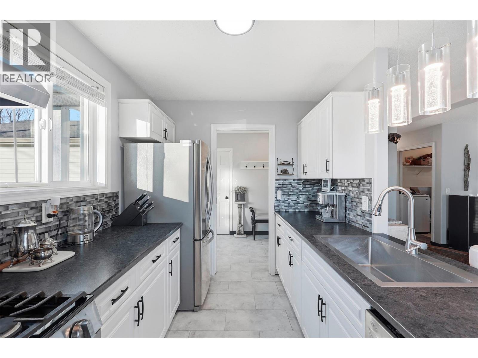 4654 Spurraway Road, Kamloops, BC - Indoor Photo Showing Kitchen With Double Sink With Upgraded Kitchen