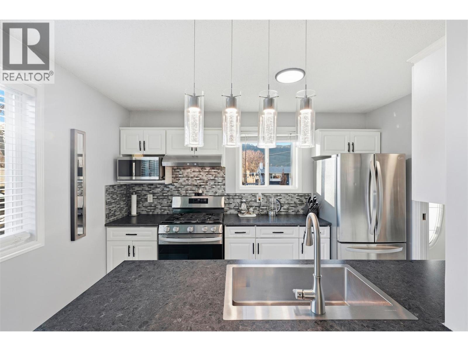 4654 Spurraway Road, Kamloops, BC - Indoor Photo Showing Kitchen With Upgraded Kitchen