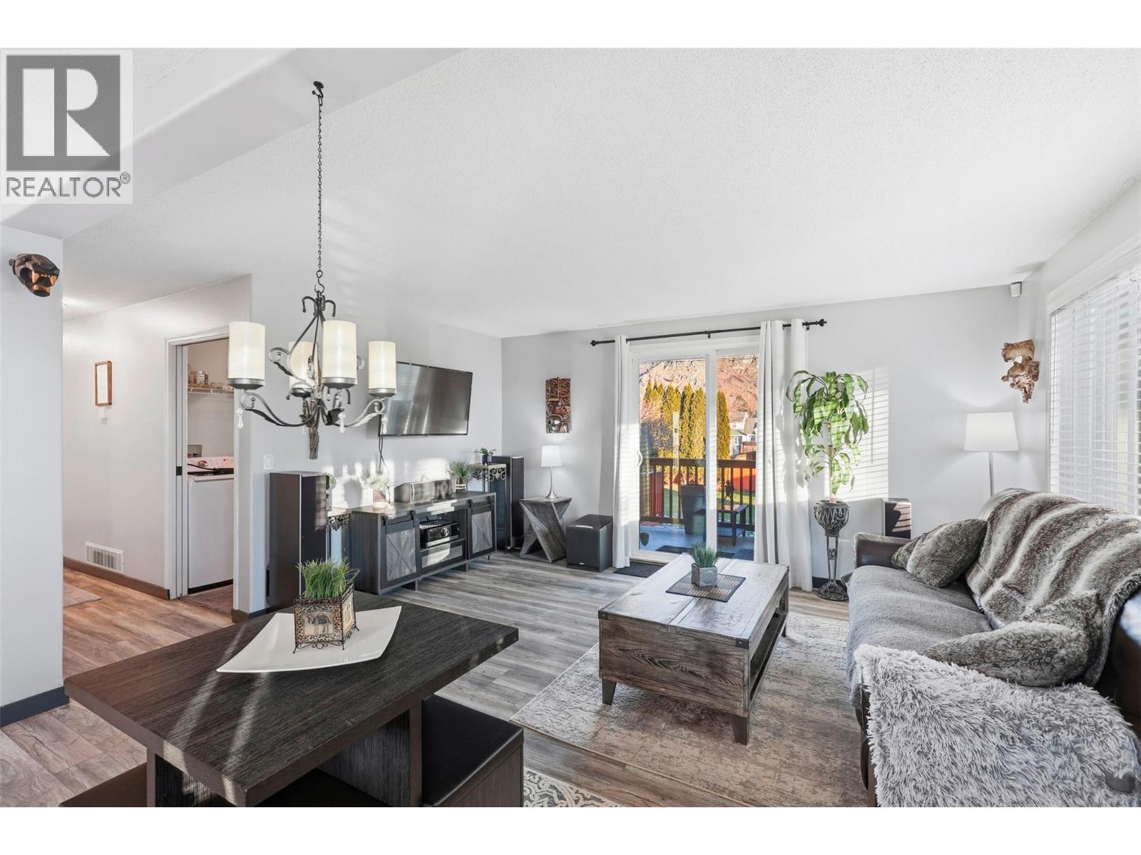 4654 Spurraway Road, Kamloops, BC - Indoor Photo Showing Living Room