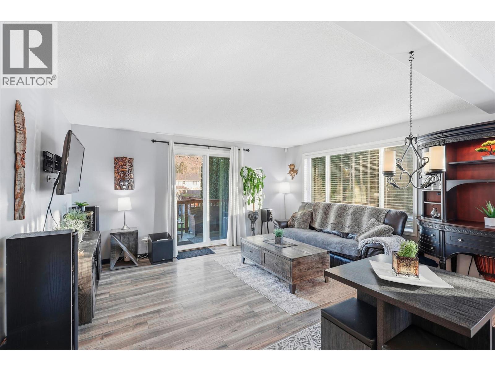 4654 Spurraway Road, Kamloops, BC - Indoor Photo Showing Living Room