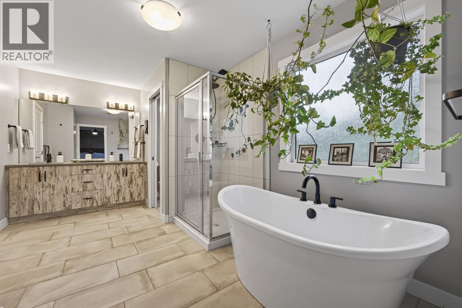 Spa Inspired Ensuite With Soaker Tub - 2893 Robinson Road Unit# 5, Lake Country, BC - Indoor Photo Showing Bathroom