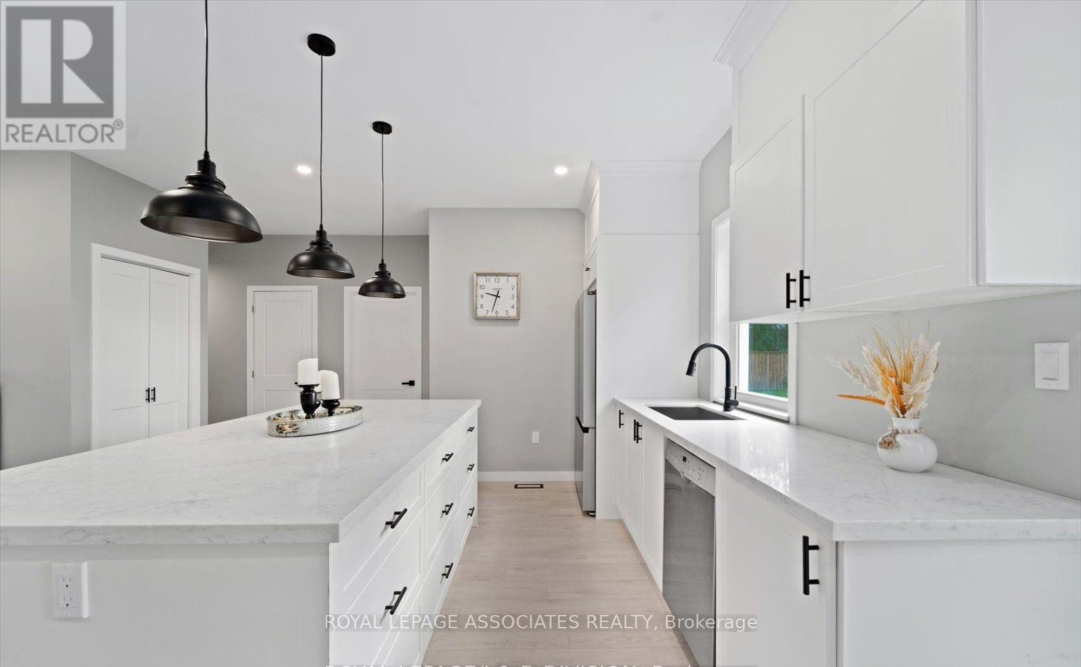 179 Church Street, Georgina, ON - Indoor Photo Showing Kitchen With Upgraded Kitchen