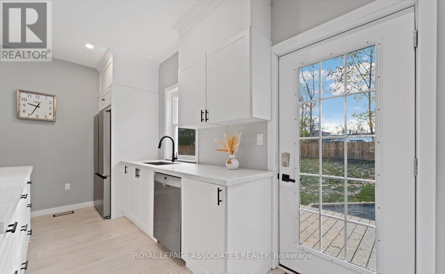 179 Church Street, Georgina, ON - Indoor Photo Showing Kitchen