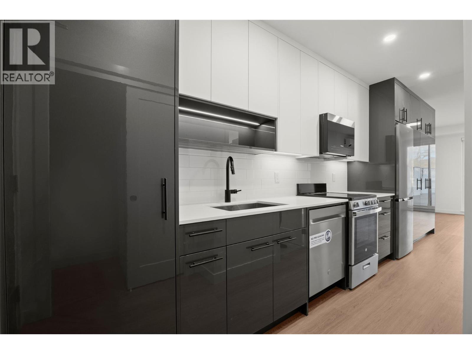 1380 Pridham Avenue Unit# 212, Kelowna, BC - Indoor Photo Showing Kitchen With Stainless Steel Kitchen With Upgraded Kitchen