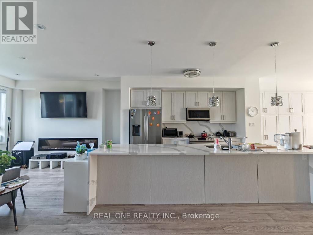 19 Woodstream Drive, Toronto, ON - Indoor Photo Showing Kitchen With Upgraded Kitchen