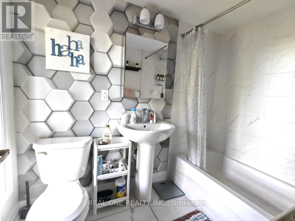 19 Woodstream Drive, Toronto, ON - Indoor Photo Showing Bathroom