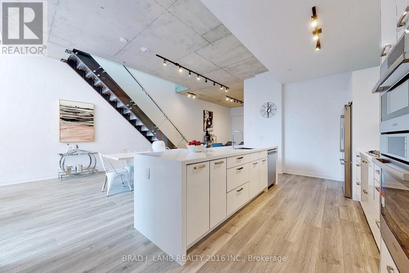 101 - 55 Ontario Street, Toronto, ON - Indoor Photo Showing Kitchen