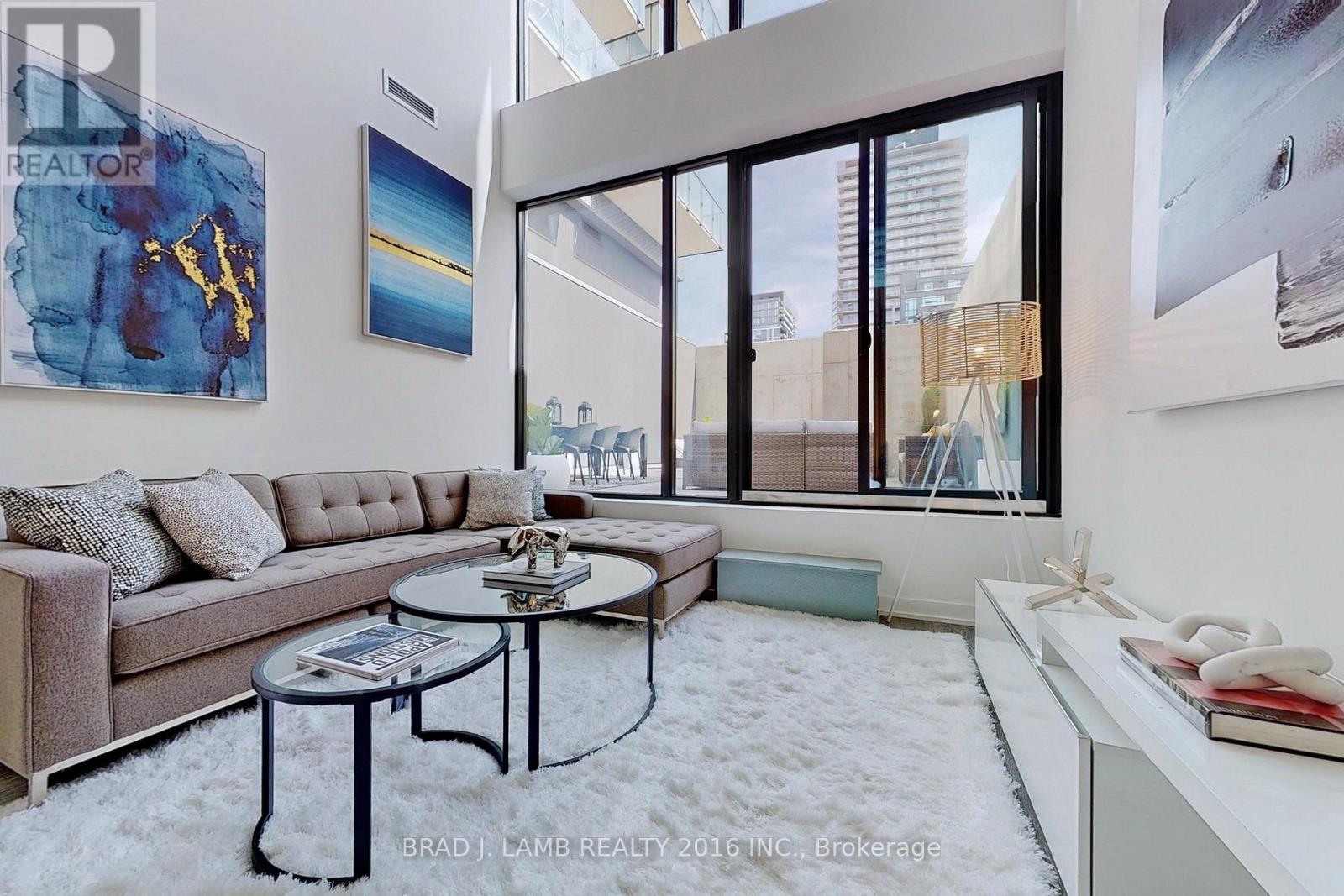 101 - 55 Ontario Street, Toronto, ON - Indoor Photo Showing Living Room