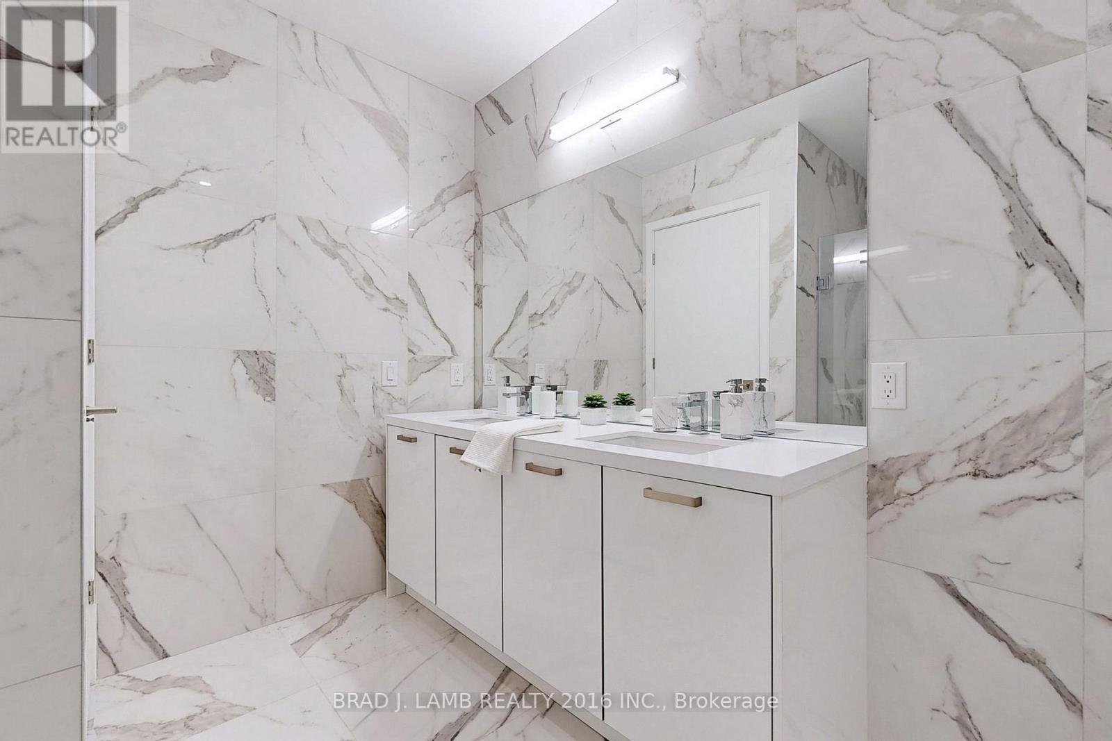 101 - 55 Ontario Street, Toronto, ON - Indoor Photo Showing Laundry Room