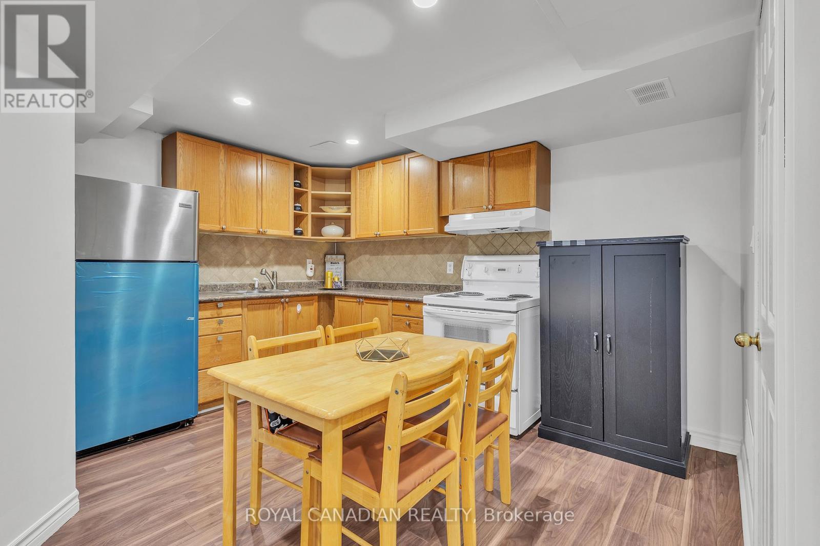 6 Mediterra Drive, Vaughan, ON - Indoor Photo Showing Kitchen