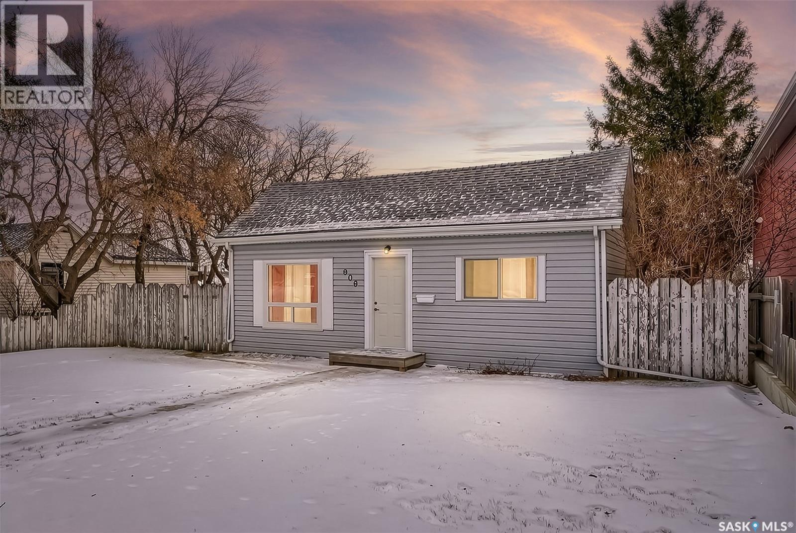 909 Ominica Street E, Moose Jaw, SK - Outdoor