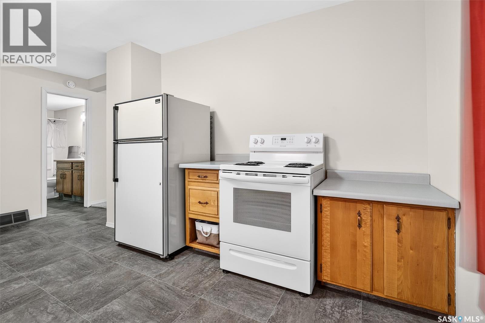 909 Ominica Street E, Moose Jaw, SK - Indoor Photo Showing Kitchen