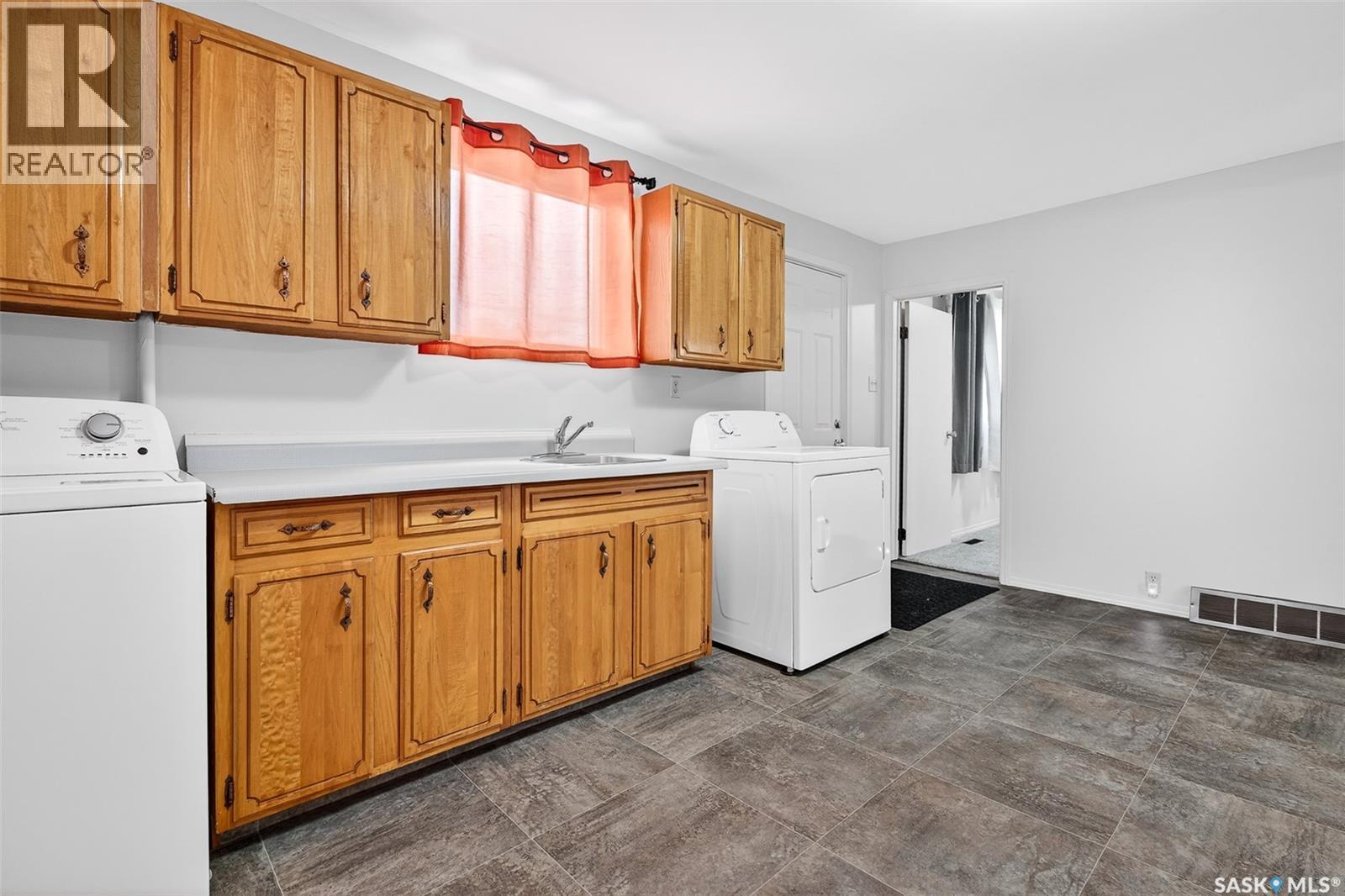 909 Ominica Street E, Moose Jaw, SK - Indoor Photo Showing Laundry Room